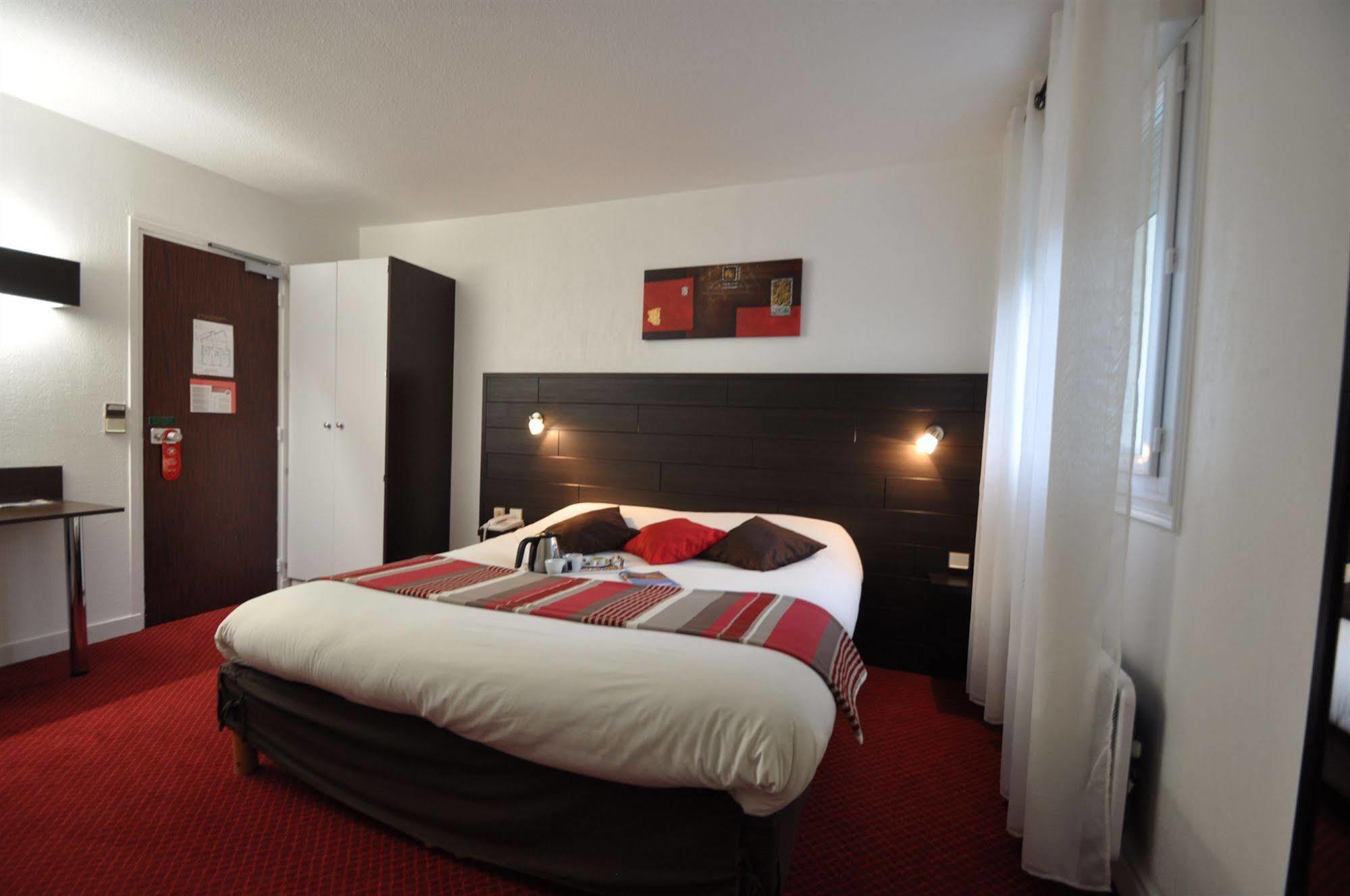 The Originals City, Hotel Du Chateau, 폰티비 외부 사진